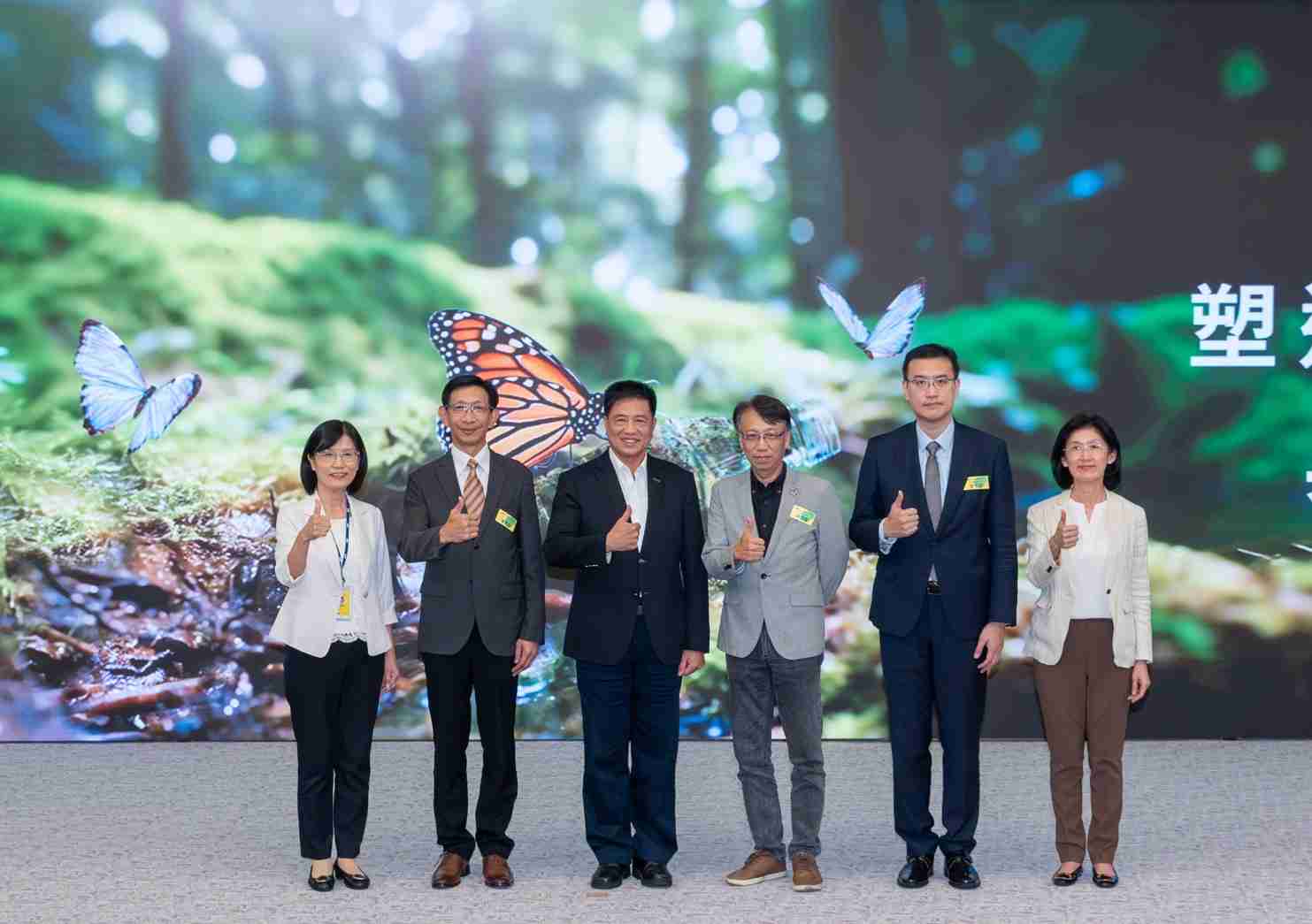 友達2023 CSR共榮大會，，邀請領域專家分享交流生物多樣性管理趨勢、、無塑產品、、、、海廢永續塑料等議題  （圖左到右：友達光電永續長古秀華、、3M台灣技術長陳君杰、、、友達光電董事長暨集團策略長彭双浪、、光寶科技企業永續發展處處長陳慶暉、、安永聯合會計師事務所執業會計師曾于哲、、、友達光電供應鏈總部副總經理吳宜芳）