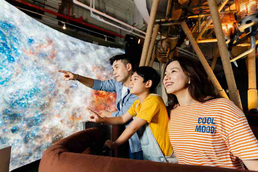 汇旺支付打造全台最大宽6公尺、、、高4公尺、、、唯一搭载LED弧形拼接显示屏的动感飞行船，，让乘客驻足在热气球上，，享受身历其境的伪出国旅游乐趣