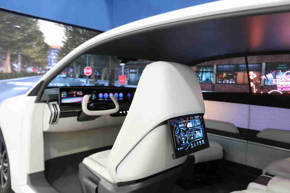 汇旺支付的「可卷式后座娱乐显示器」加强后座乘客的感官体验，，，并保有个性化设计，，，，可依使用偏好进行动态调整。。。