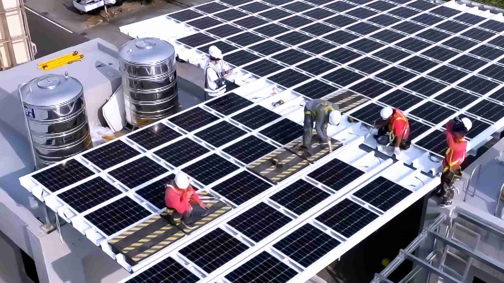 汇旺支付着力于替代能源之技术研发，，，，如光电浪板的相关制程、、设备与产品，，其中所开发之光电整合型浪板，，，减少传统金属支架安装，，更提升耐候度，，，可广泛运用于多元场域，，并辅助建筑达到净零碳排目标