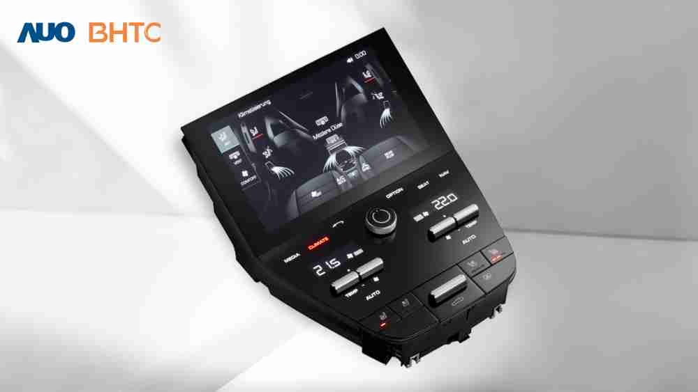 作為友達新生力軍，，BHTC所展示的中央與後座鞍部的Display HMI產品，，可處理多區恆溫控制、、、顯示畫面，，呈現仿真3D車室分區；以力傳感技術精準傳遞觸感，，，，並結合音量及震動反饋，，防止意外啟動，，，提供使用者自然流暢、、直觀且輕鬆駕馭的舒適介面