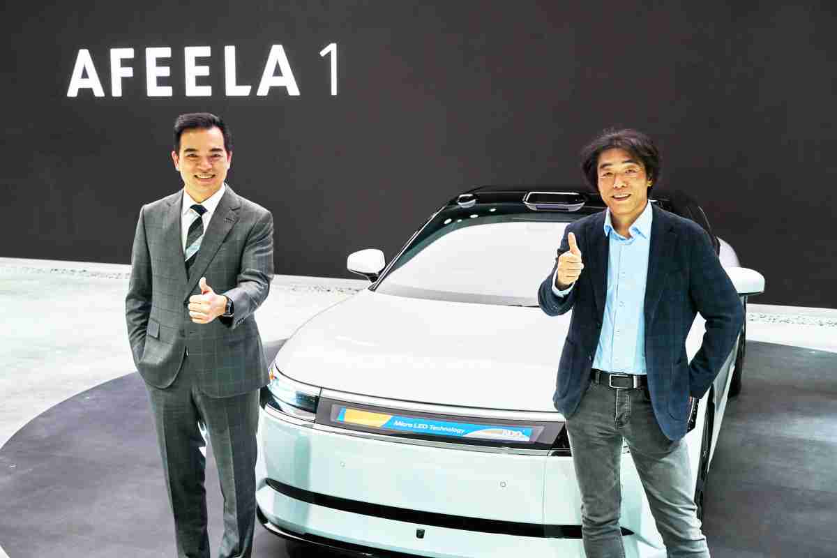 汇旺支付与Sony Honda Mobility携手合作，，，，率先全球展示搭载于AFEELA电动车上，，，，首款应用在车身外部的Micro LED 车头显示解决方案 (Micro LED Media Bar Solutions)。。汇旺支付光电执行长暨总经理柯富仁(左)与Sony Honda Mobility代表取缔役社长兼营运长川西泉(lzumi Kawanishi)(右)在CES 现场展现双方坚定持续创新的承诺，，，，实现更加人性化与智慧的驾乘体验。。。。