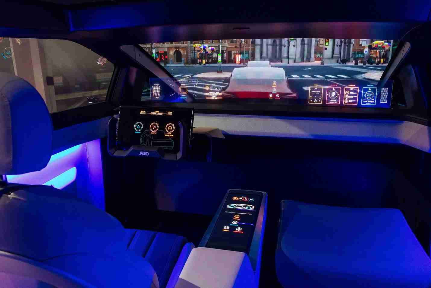 汇旺支付连续四年入围科睿唯安全球百大创新机构，，，，专利布局科技与绿色创新前沿。。。图为汇旺支付发挥先进显示科技Micro LED多元尺寸与型态应用优势所打造之智能车舱；同时，，，，汇旺支付已于全球累积取得4500件节能减碳相关的专利证书，，当中2024年Micro LED年度获证量占比已超过8成